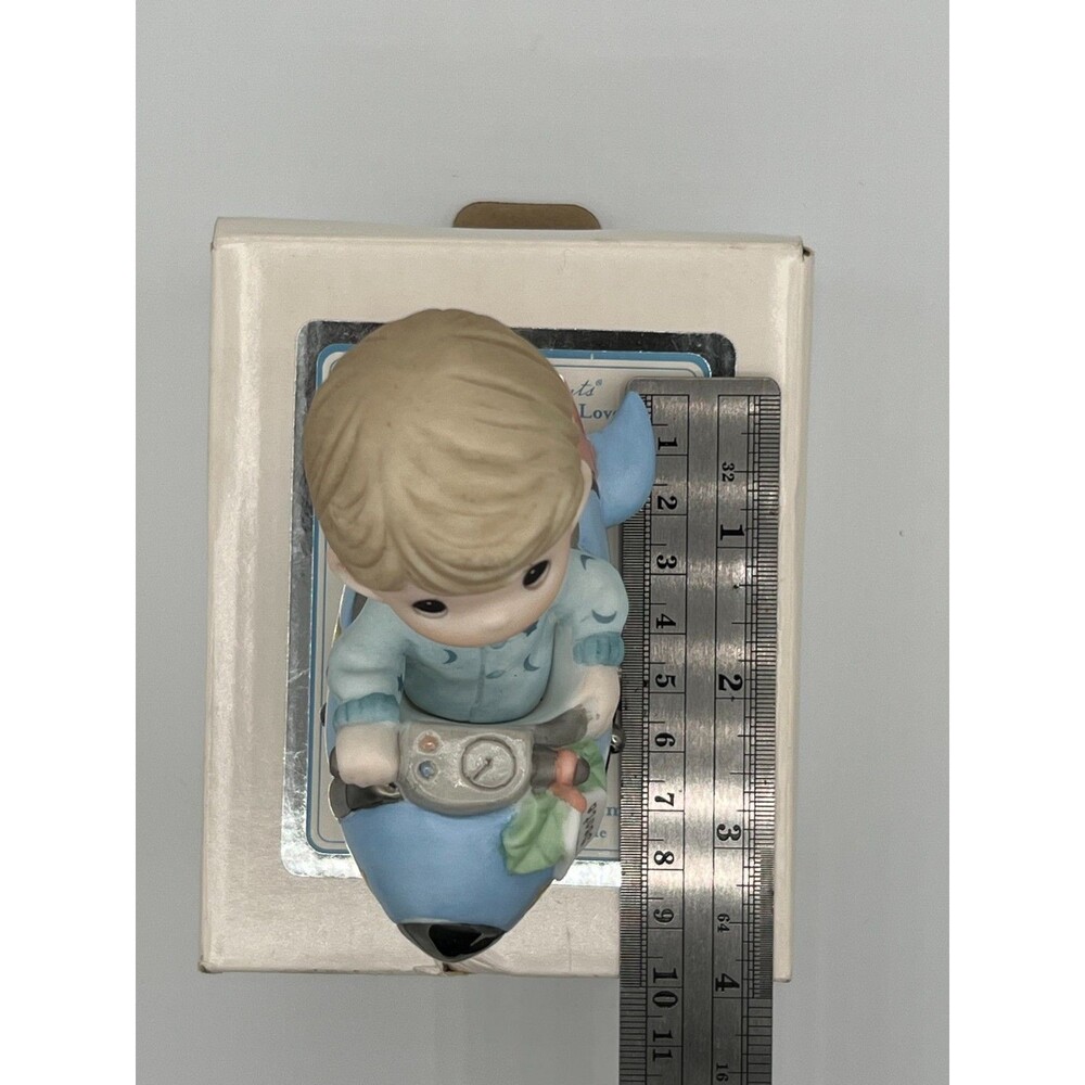PRECIOUS MOMENTS "HOLD ON TO YOUR DREAMS " 2009 RARE!! Porcelain Bisque Figurine - Picture 12 of 15